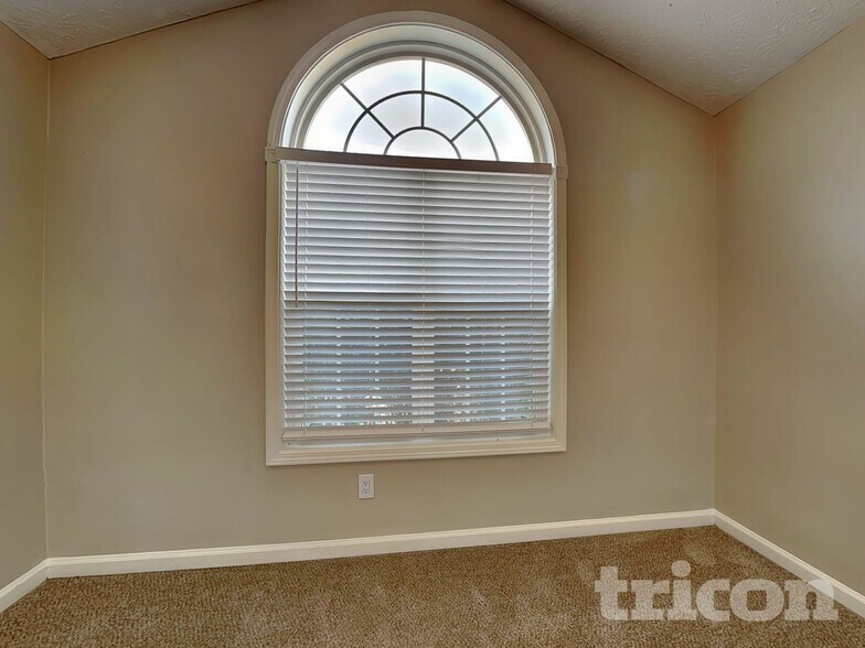Building Photo - 2051 Meadowglen Ln