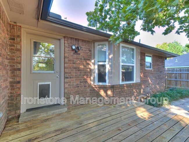 Building Photo - 12013 S Gum Ave