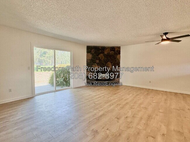 Building Photo - 2755 Fairway Dr