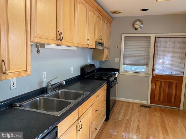 Building Photo - 3205 Labyrinth Rd