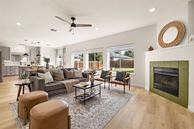 Building Photo - 3817 Tailfeather Dr