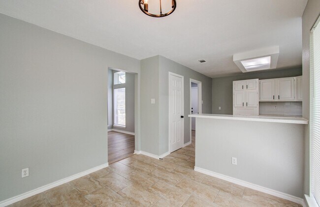Building Photo - 13215 Bunker Hill Dr