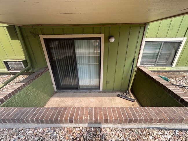 Building Photo - 2800 Kalmia Ave
