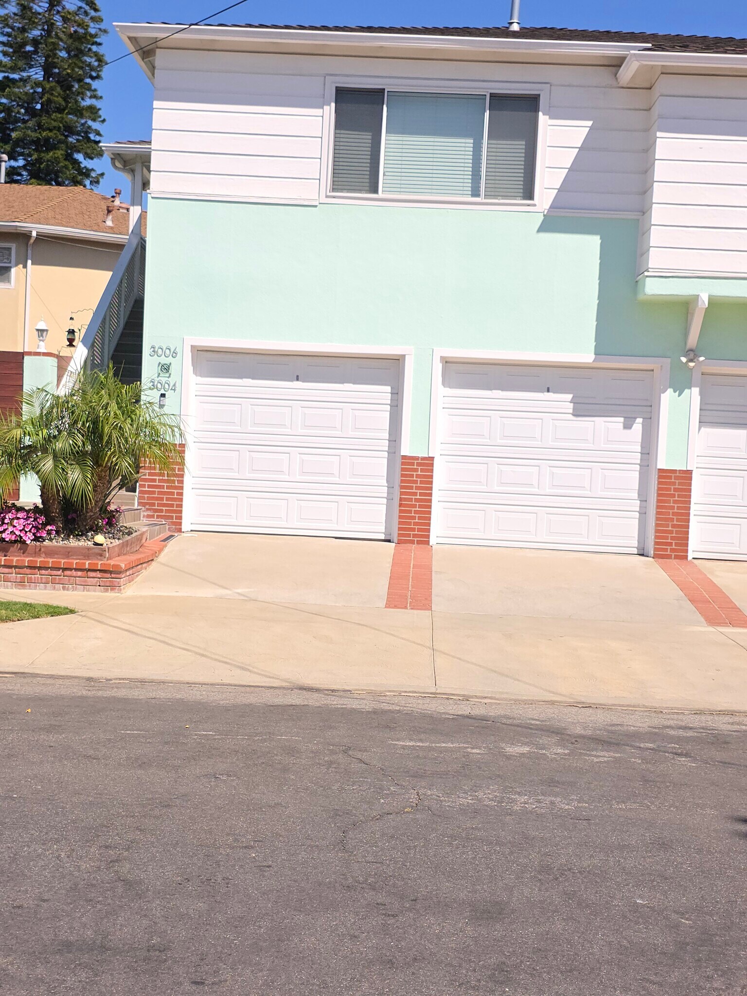 Building Photo - 3004 Kelton Ave