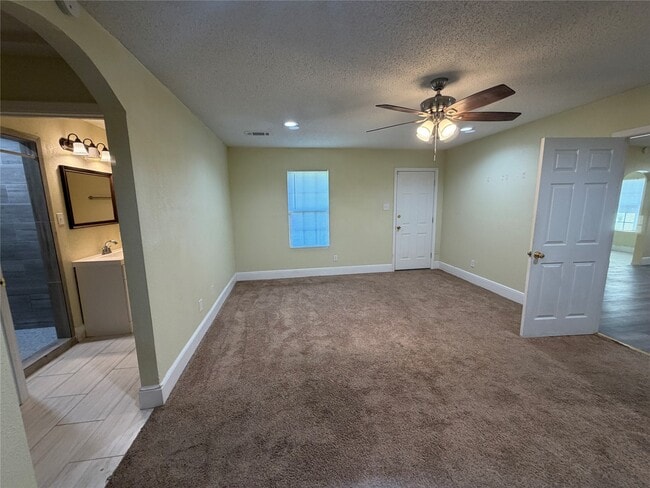 Building Photo - 2501 Maple St