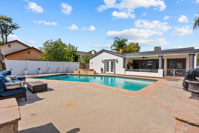 Building Photo - 23036 Burbank Blvd