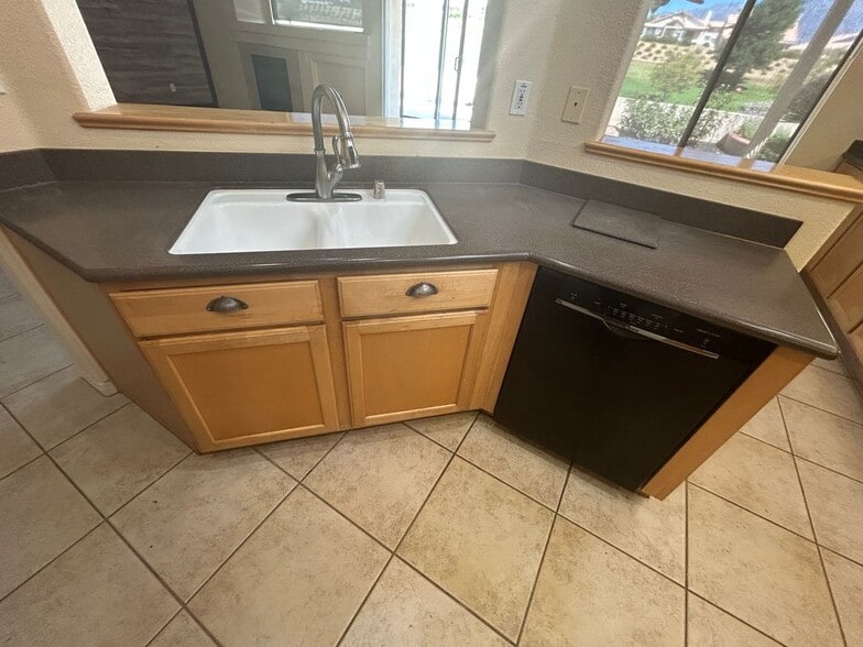 Building Photo - 5034 Singing Hills Dr