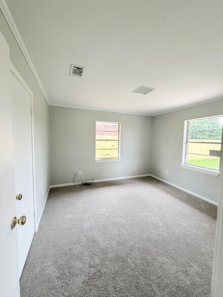 Building Photo - 2204 Greenway Dr