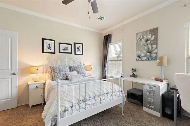 Building Photo - 156 Golden Eagle