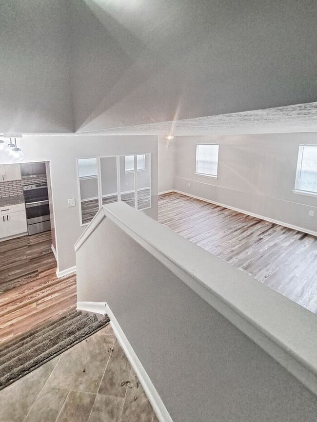 Building Photo - Gorgeous End Unit 2-Level Townhome in Wald...