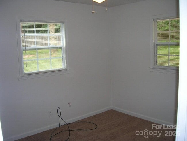 Building Photo - 2316 Woodbridge Dr
