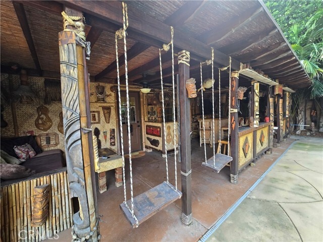 Building Photo - 617 N Beachwood Dr