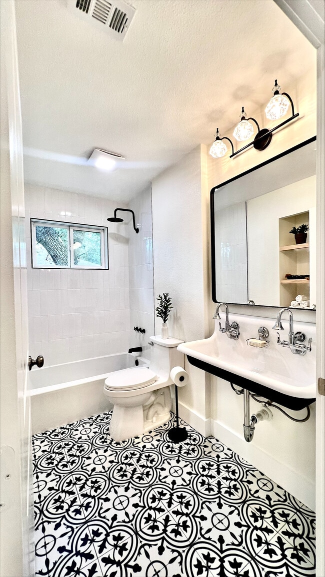 Building Photo - 513 Santa Clara Rd