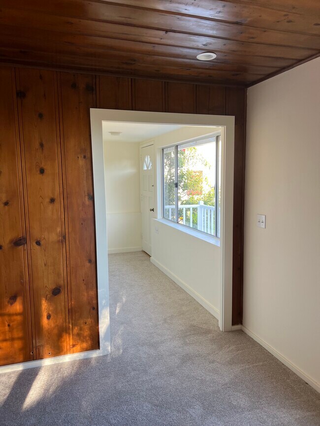 Building Photo - 465 El Sueno Rd