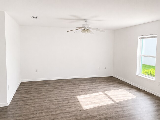 Building Photo - 38627 Rose Ln