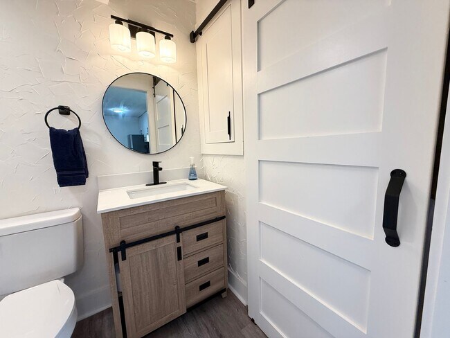 Building Photo - Furnished 1BR Studio w/ Fireplace & Deck – Prime Location!