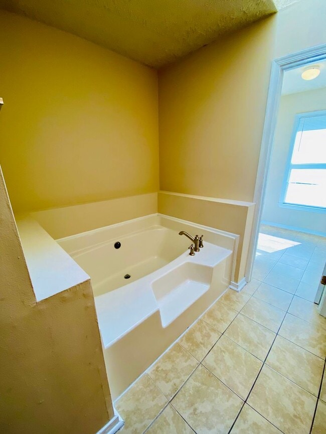 Building Photo - Beautiful and Spacious 3bdrm/2.5bth Home Conveniently Located in Chesterfield County!!