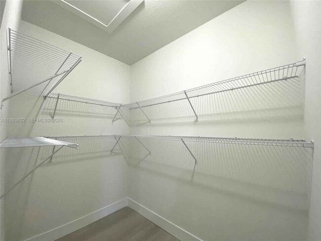 Building Photo - 5860 Hollywood Way