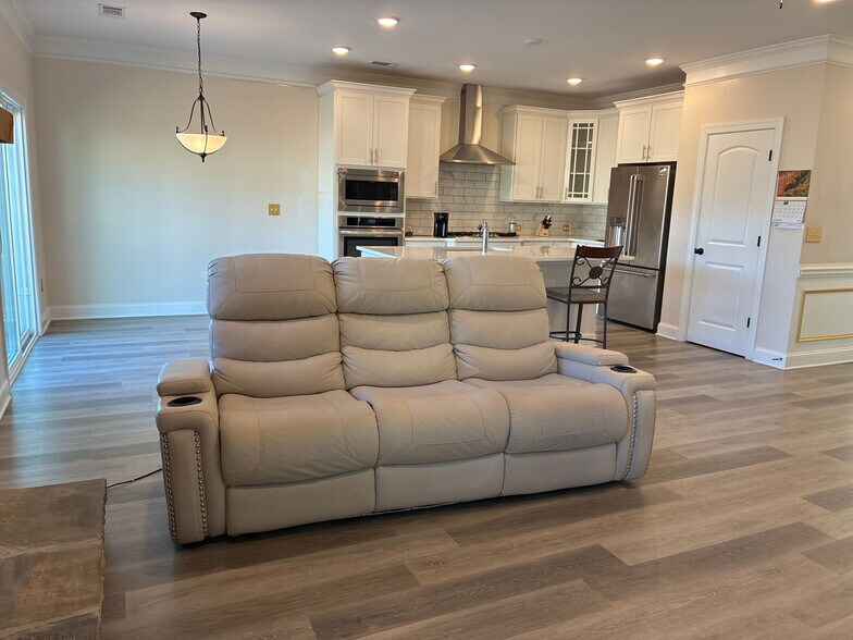 Building Photo - Room in House on Benjamin Dr