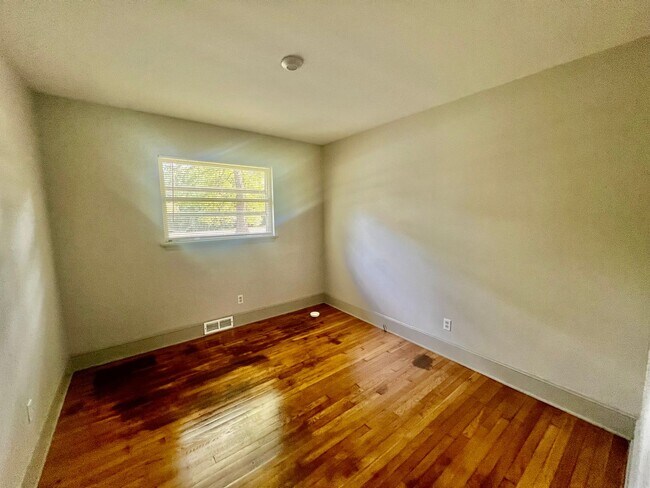 Building Photo - This Beautiful 4 bed 2.5 bath brick ranch ...