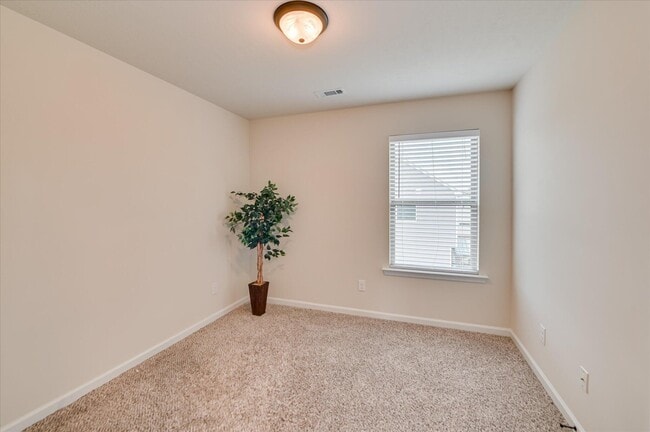 Building Photo - 880 Westlawn Dr