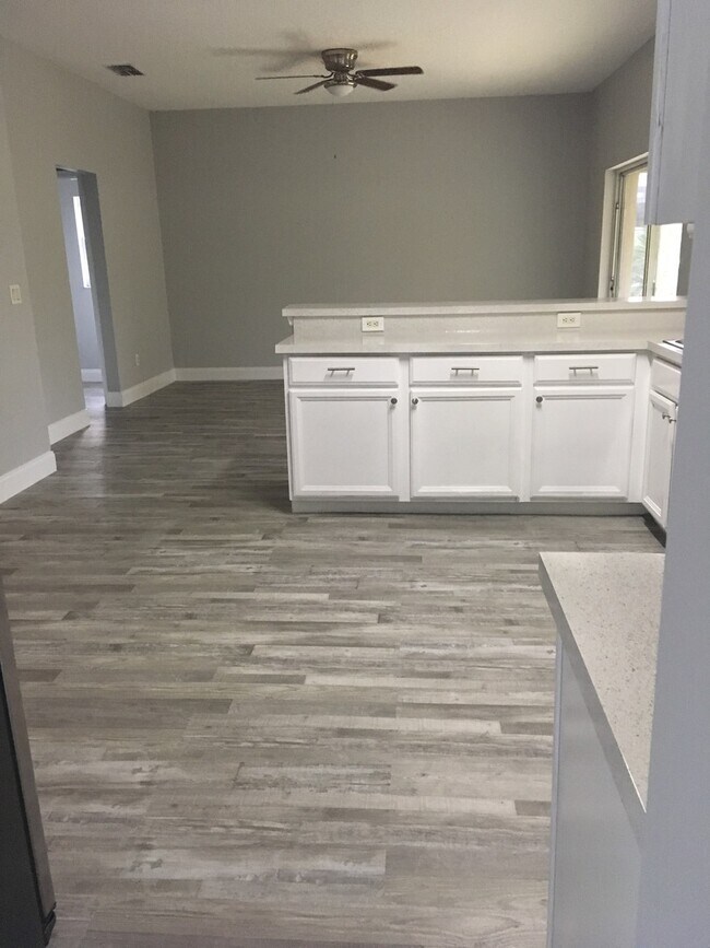 Building Photo - Updated Spacious Home in Oviedo
