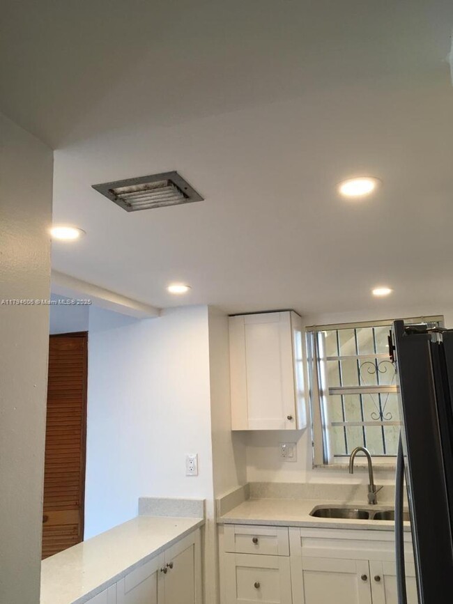 Building Photo - 8897 Fontainebleau Blvd