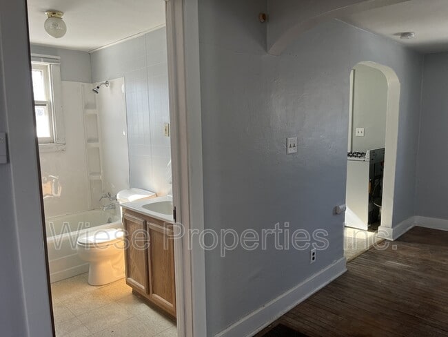 Building Photo - 2013 S Spring St