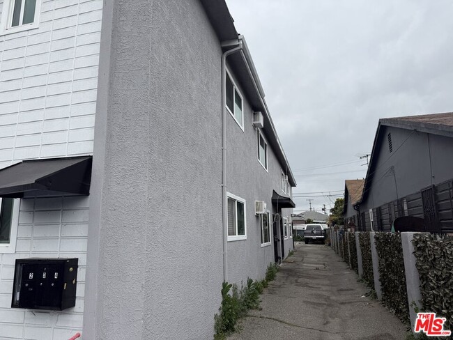 Building Photo - 2530 Carmona Ave