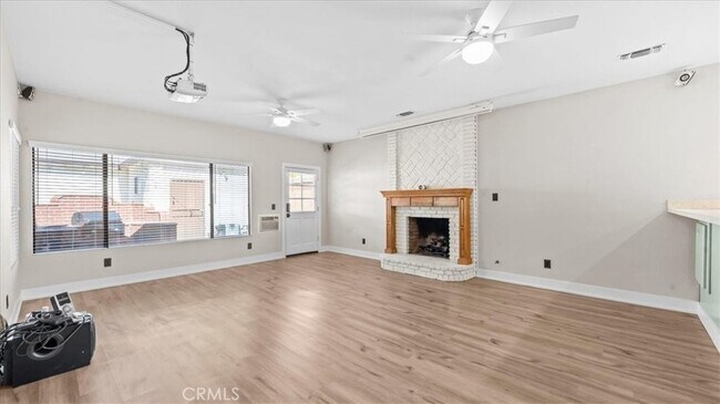 Building Photo - 943 N Orange Ave