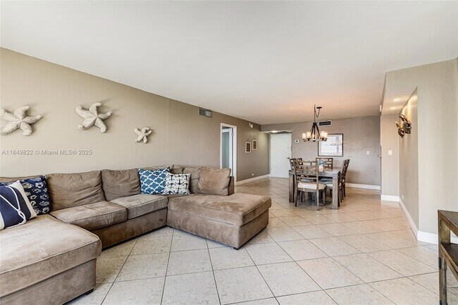 Building Photo - 6039 Collins Ave