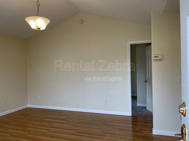 Building Photo - 2062 Red Oak Cir