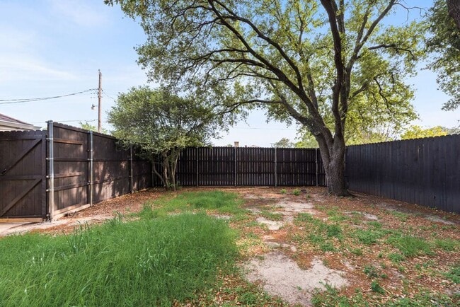 Building Photo - Spacious updated East Dallas home with open layout, flex suite, and easy access to White Rock Lake
