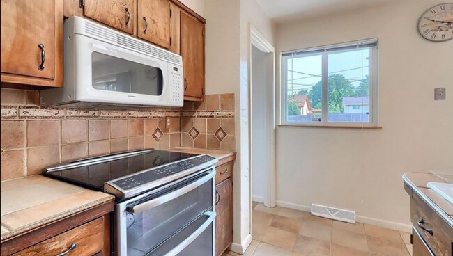 Building Photo - Huge room in a large shared home, private bathroom, great neighborhood, friendly roommates!