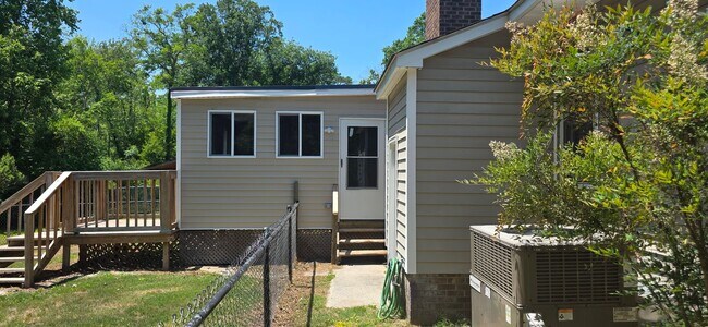 Building Photo - Nice Home with Many Amenities