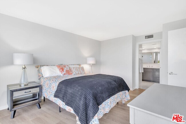 Building Photo - 4337 Marina City Dr