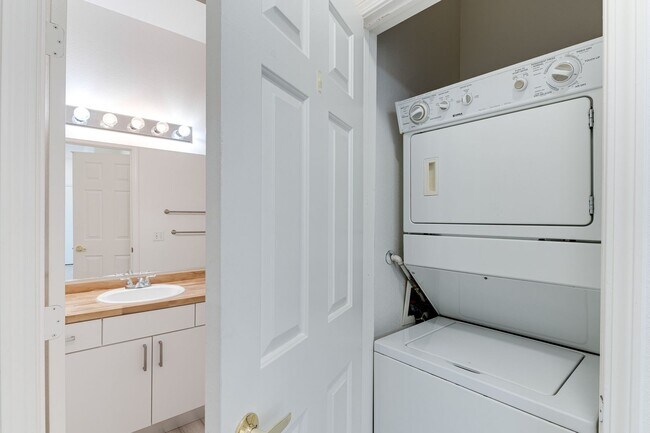 Building Photo - Charming 2-Bed/2-Bath Condo with Dual Mast...