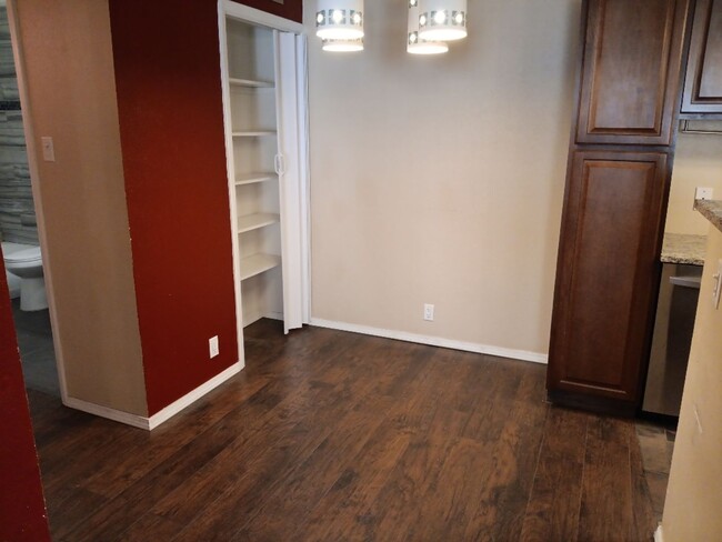 Building Photo - Charming 1 Bedroom 1 Bathroom near Uptown!...