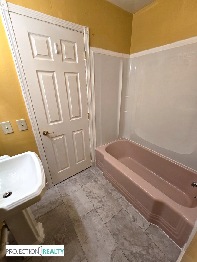 Building Photo - 11128 NE Everett St