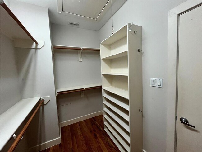 Building Photo - 1606 Hadley St