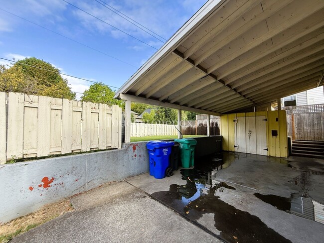 Building Photo - Charming 3-Bedroom Gem with Hardwood Floor...