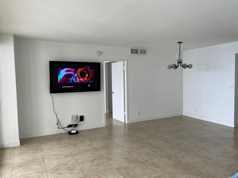 Building Photo - 3180 S Ocean Dr