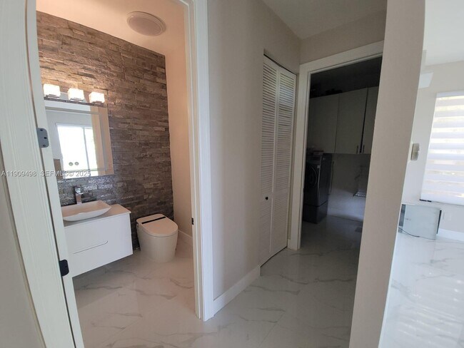 Building Photo - 5337 SW 183rd Ave