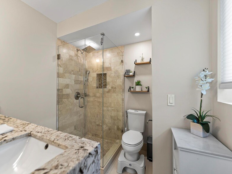 Building Photo - 801 SE 14th St