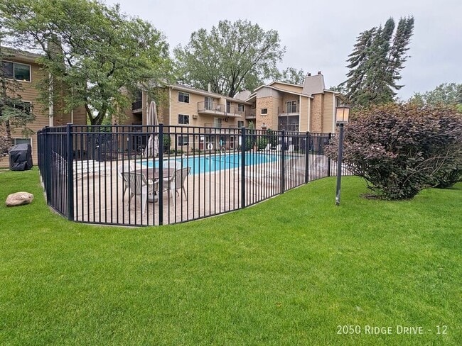 Building Photo - 2050 Ridge Dr