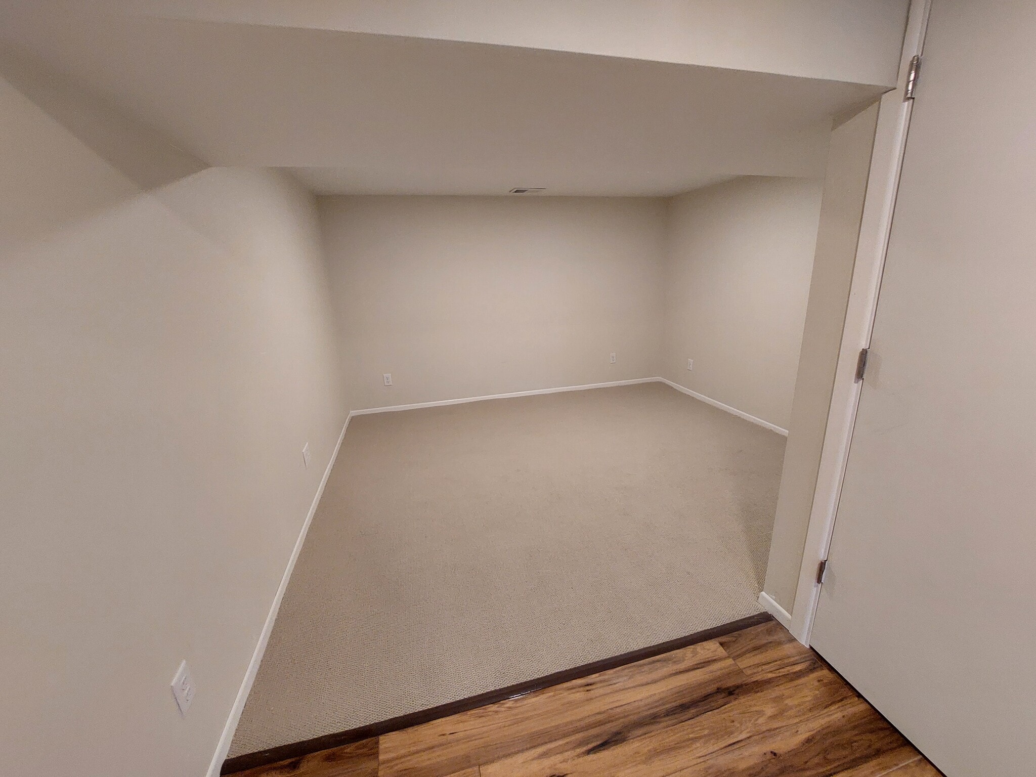 Bonus Room - 4725 Winnetka Ave N