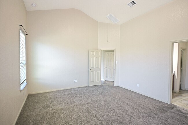 Building Photo - 2231 Hawk Dr