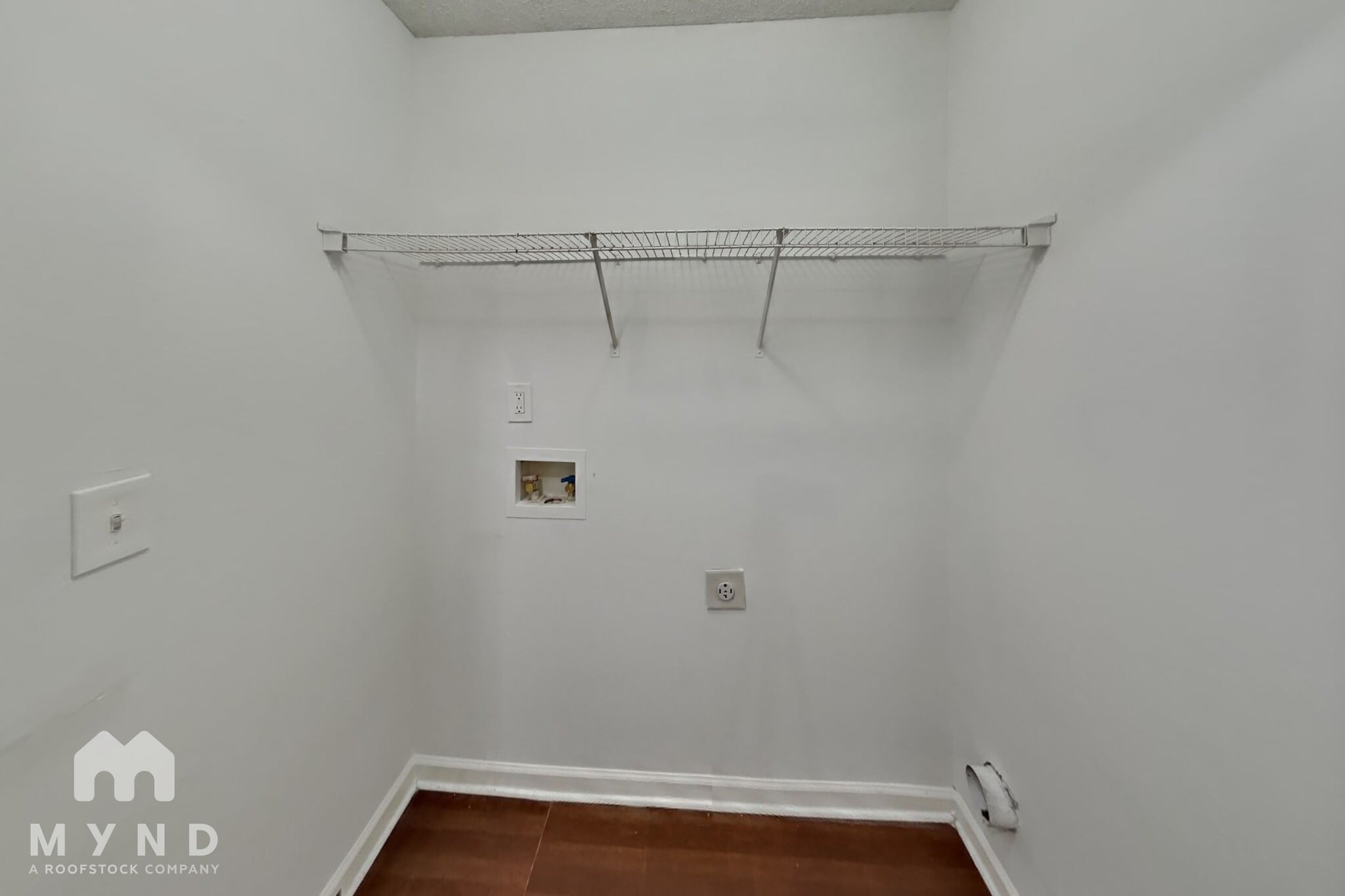 Building Photo - 6332 Hickory Ln Cir