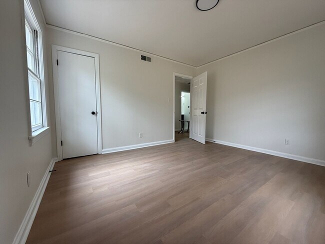 Building Photo - 3 BEDROOM 2 BATHS