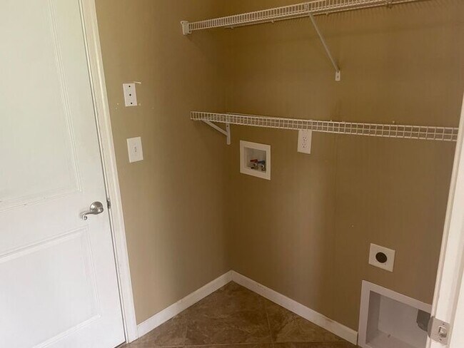 Building Photo - Large 3 Bedroom/2.5 Bath/Bonus/Florida Room